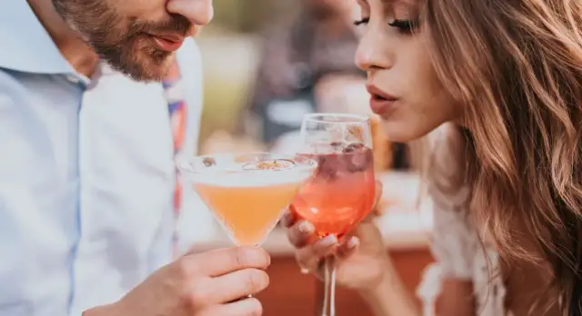 Barman na wesele: O co pytać? Uniknij błędów, wybierz idealnie!