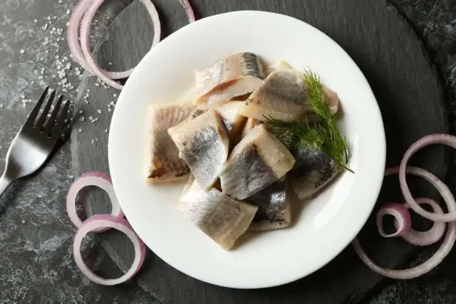 Gdzie kupić najlepsze śledzie kiszone? Rady prawdziwych smakoszy