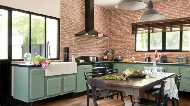 Jak urządzić kuchnię w starym stylu: 5 pomysłów na retro aranżację