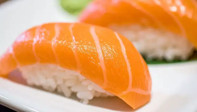 Nigiri co to? Dwa kawałki sushi z łososiem na ryżu, z bliska.
