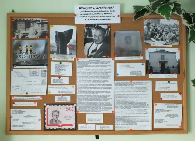 Tablica poświęcona Władysławowi Broniewskiemu. Widać zdjęcia poety, jego domu, pomnika, a także fragmenty wierszy i artykułów. Są w ojczyźnie rachunki krzywd, jak widać na tej ekspozycji.