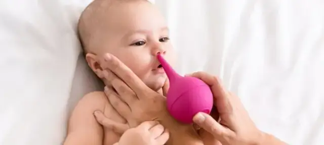 Jak czyścić nos niemowlakowi, aby ulżyć w katarze i poprawić oddychanie