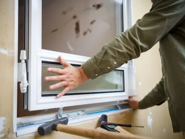 Bezpiecznie zdjąć skrzydło okna uchylnego? Poradnik krok po kroku.