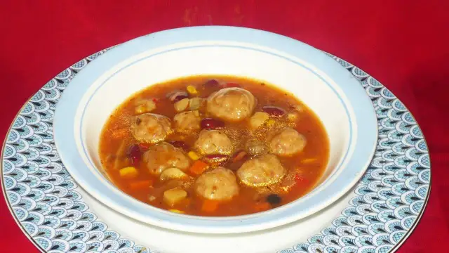 Zupa z pulpetami: 7 przepisów i sekret, by nigdy się nie rozpadały