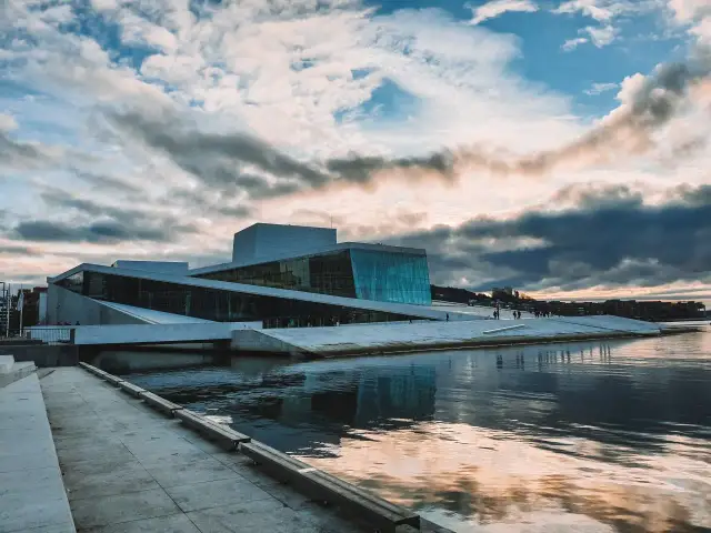 Oslo Opera House, nowoczesna architektura nad wodą. Warto zobaczyć to miejsce, spacerując po dachu i podziwiając widoki.