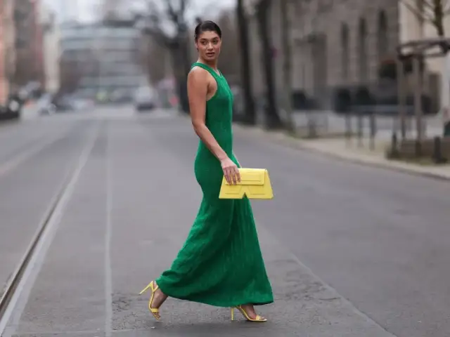 Dodatki do zielonej sukienki na wesele: Złoto, srebro czy fuksja?