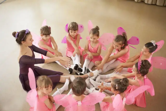Zajęcia z baletu dla dzieci: najlepsze programy i korzyści dla maluchów