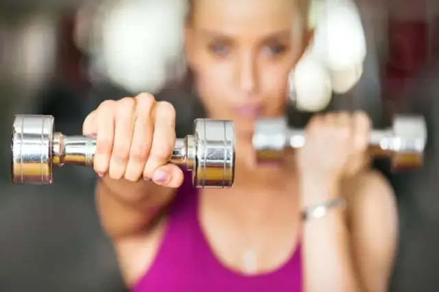 Jakie ćwiczenia na barki pomogą uniknąć kontuzji i wzmocnić mięśnie