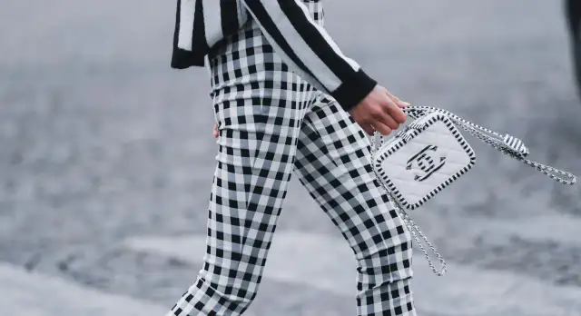 Spodnie w kratę: Modne stylizacje na każdą okazję. Jak je nosić?