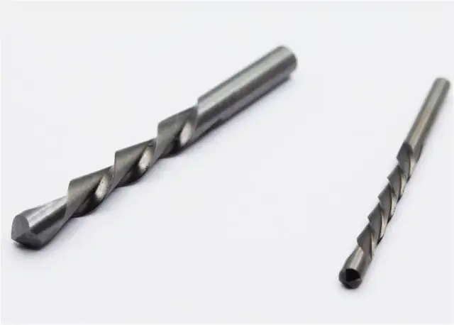 Dwa wiertła metalowe, jedno większe, drugie mniejsze. Idealne do wiercenia w karton gipsie.