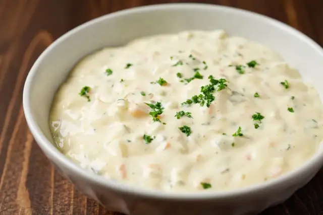 Kremowy sos tatarski, idealny do ryby. Prosty sos tatarski przepis, posypany świeżą natką pietruszki.