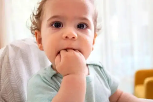 Jak podać mleko przy ząbkowaniu bez bólu i frustracji dla dziecka