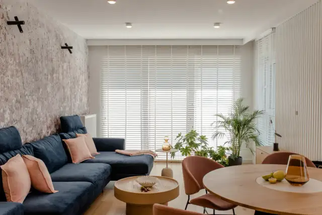 Jakie żaluzje do salonu wybierać, aby uniknąć błędów i kosztów?