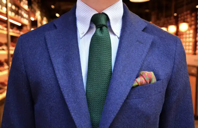 Jaką koszulę i krawat wybrać do granatowego garnituru, by olśnić?