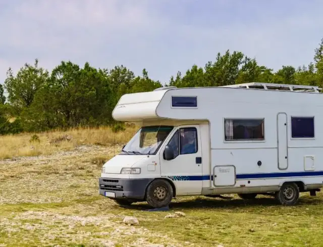Jaka kategoria prawa jazdy na kampera? Sprawdź DMC i jedź legalnie!