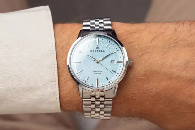 Srebrny zegarek męski: Wybierz idealny model i noś z klasą