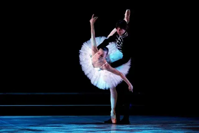 Jezioro łabędzie streszczenie: odkryj kluczowe wydarzenia baletu