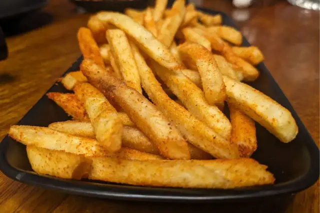 Czy frytki smażyć pod przykryciem? Odkryj, dlaczego to błąd