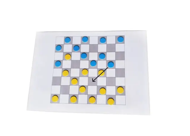 Plansza do gry w warcaby z niebieskimi i żółtymi pionkami oraz strzałką wskazującą ruch.