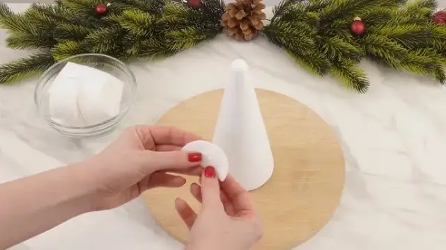 Kreatywne pomysły na choinkę DIY, które zaoszczędzą Twój czas i pieniądze