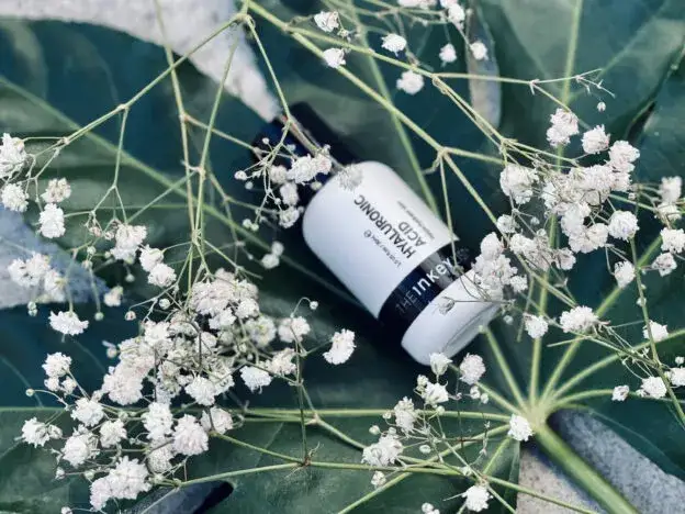 Kwas hialuronowy: wszystko, co musisz wiedzieć o eliksirze młodości