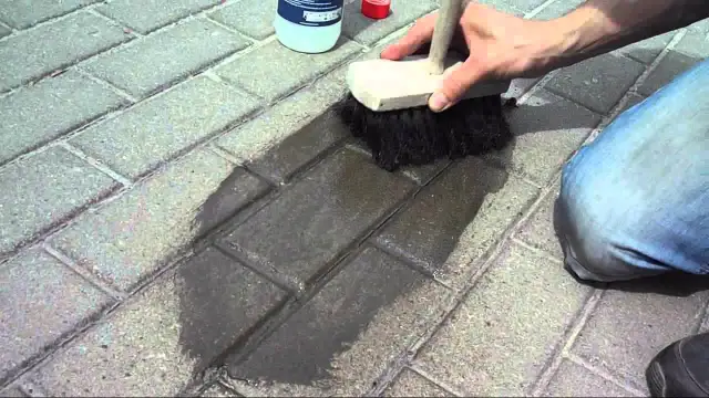 Jak wyczyścić kostkę brukową z tynku i przywrócić jej blask
