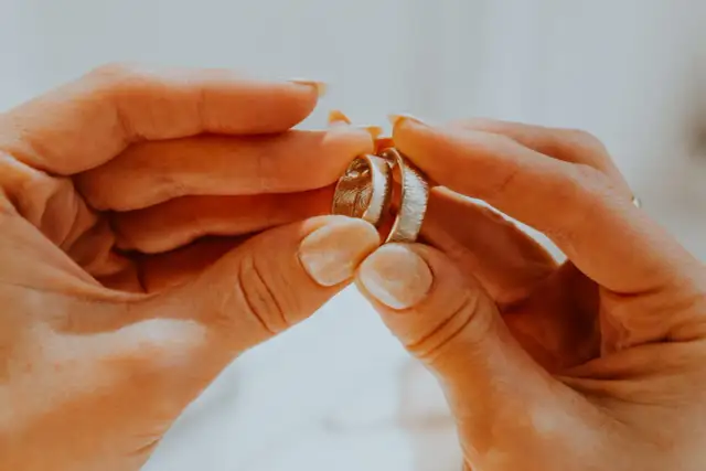 Obrączka na której ręce? Poznaj polską tradycję i jej historię