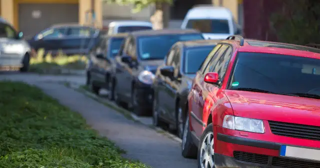 Kiedy nie można parkować na chodniku? Poznaj kluczowe zasady i kary