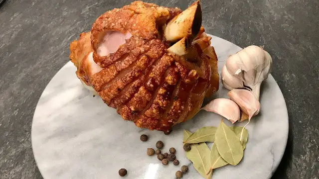 Sekrety idealnej golonki: miękkie mięso i chrupiąca skórka