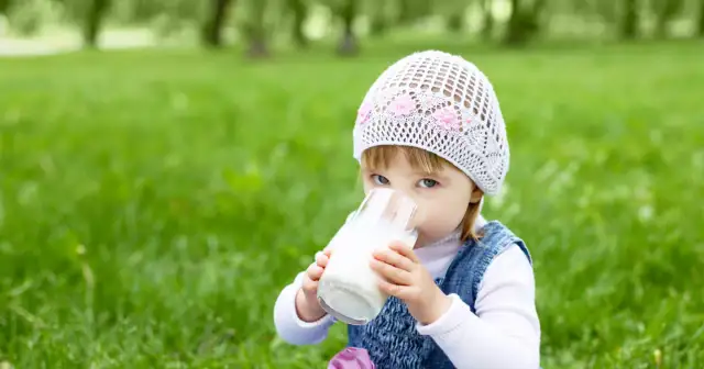 Co powinno pić roczne dziecko? Kluczowe napoje dla zdrowia malucha