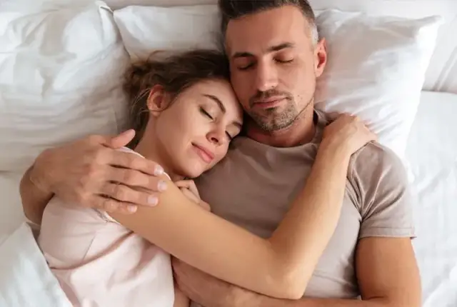 Czy spanie z chłopakiem w jednym łóżku to grzech? Odkryj prawdę.