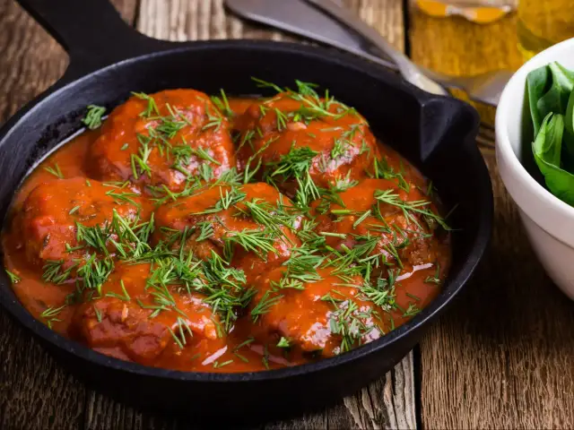 Idealne surówki do klopsików w sosie pomidorowym, które zachwycą smakami