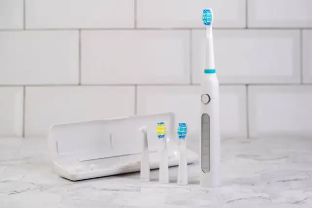 Mycie zębów szczoteczką soniczną: Opanuj technikę dla zdrowia!