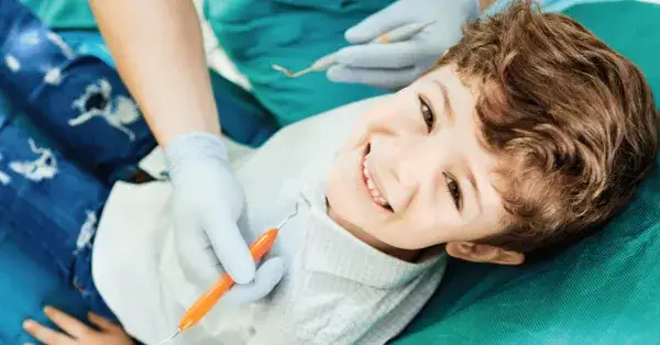 Lakowanie zębów na NFZ - do którego roku życia jest dostępne?