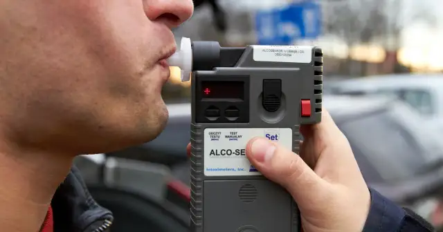 Policja z alkomatem w domu? Poznaj prawa i uniknij kłopotów!