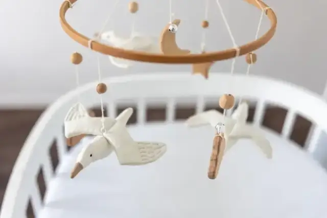 Najlepsza karuzela do łóżeczka sensoryczna wspierająca rozwój zmysłów