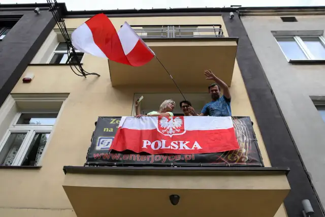 Jak zawiesić flagę na balkonie - praktyczne porady i wskazówki