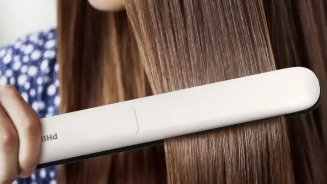 Jonizacja w prostownicy – jak chroni włosy przed uszkodzeniem?