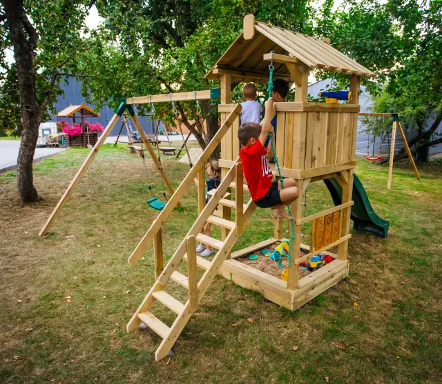 Drewniany plac zabaw DIY: Zbuduj bezpieczny raj dla dzieci!