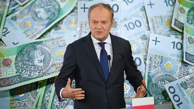Donald Tusk na tle banknotów 100 zł. Obietnica 100 zł w 10 minut?