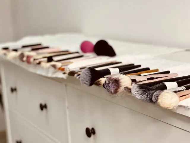 Mycie pędzli do makijażu: tanie i proste sposoby na czyste akcesoria