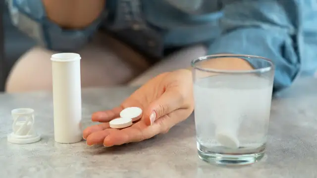 Jak skutecznie wyczyścić srebro aspiryną - prosty domowy sposób