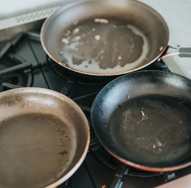 Jak wyczyścić spód patelni indukcyjnej bez uszkadzania powłoki