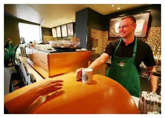 Czy w Kołobrzegu jest Starbucks? Sprawdź, gdzie napić się kawy