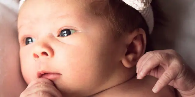 Noworodek boli brzuszek? Sprawdzone sposoby i objawy alarmowe