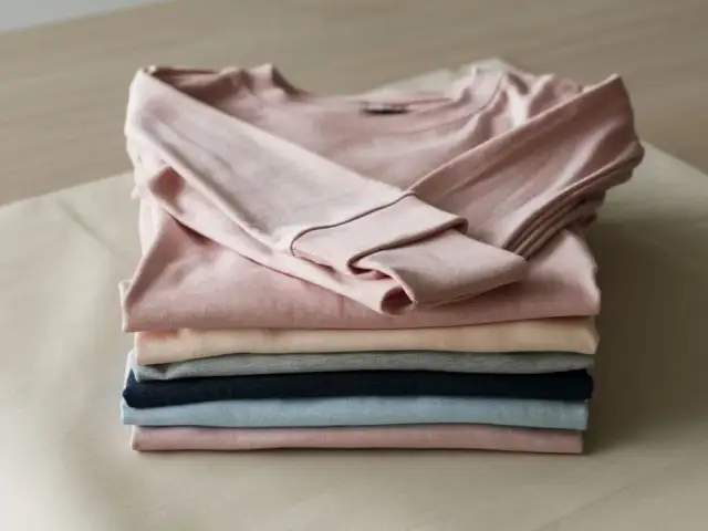Jak składać bluzki z długim rękawem? KonMari i triki na porządek