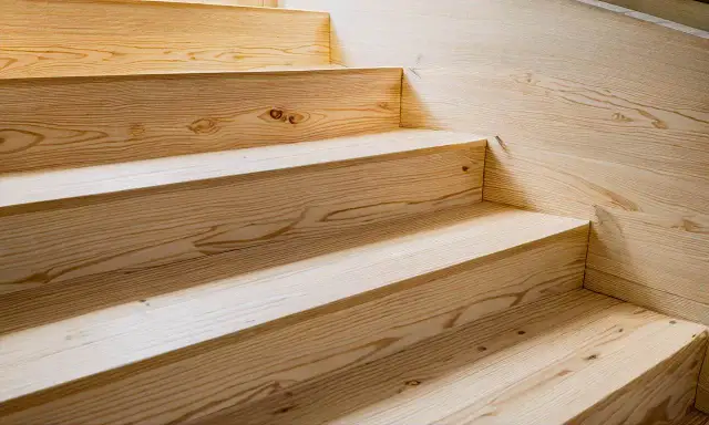 Jakie drewno na schody - wybierz trwałe i estetyczne materiały