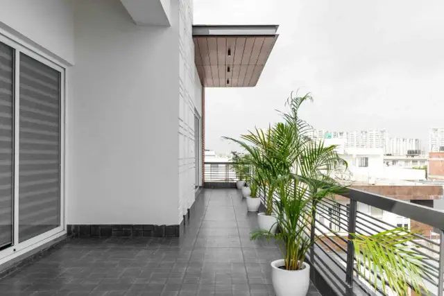 Balkon w bloku: Osłony na prywatność, słońce i wiatr wybierz idealną!