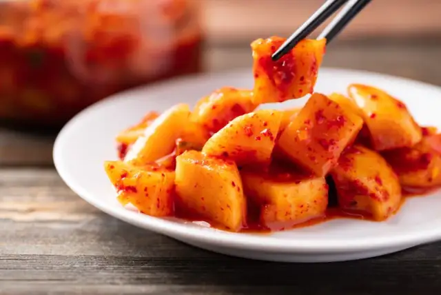 Z czym podawać kimchi? Odkryj idealne połączenia smakowe