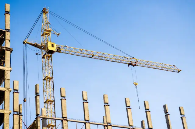 Jak wygląda dźwig? Odkryj różne typy i ich zastosowania w budownictwie
